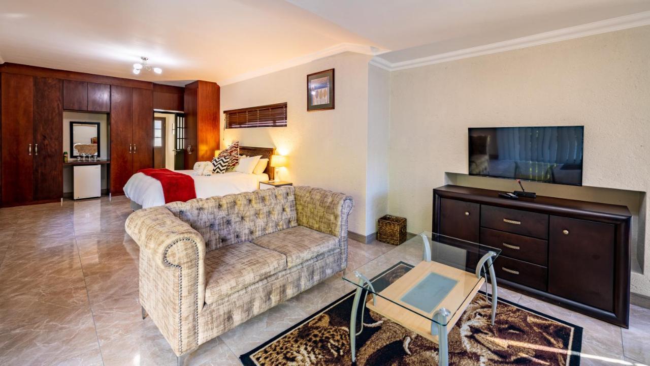 Joern'S Gaestehaus Mbombela ภายนอก รูปภาพ