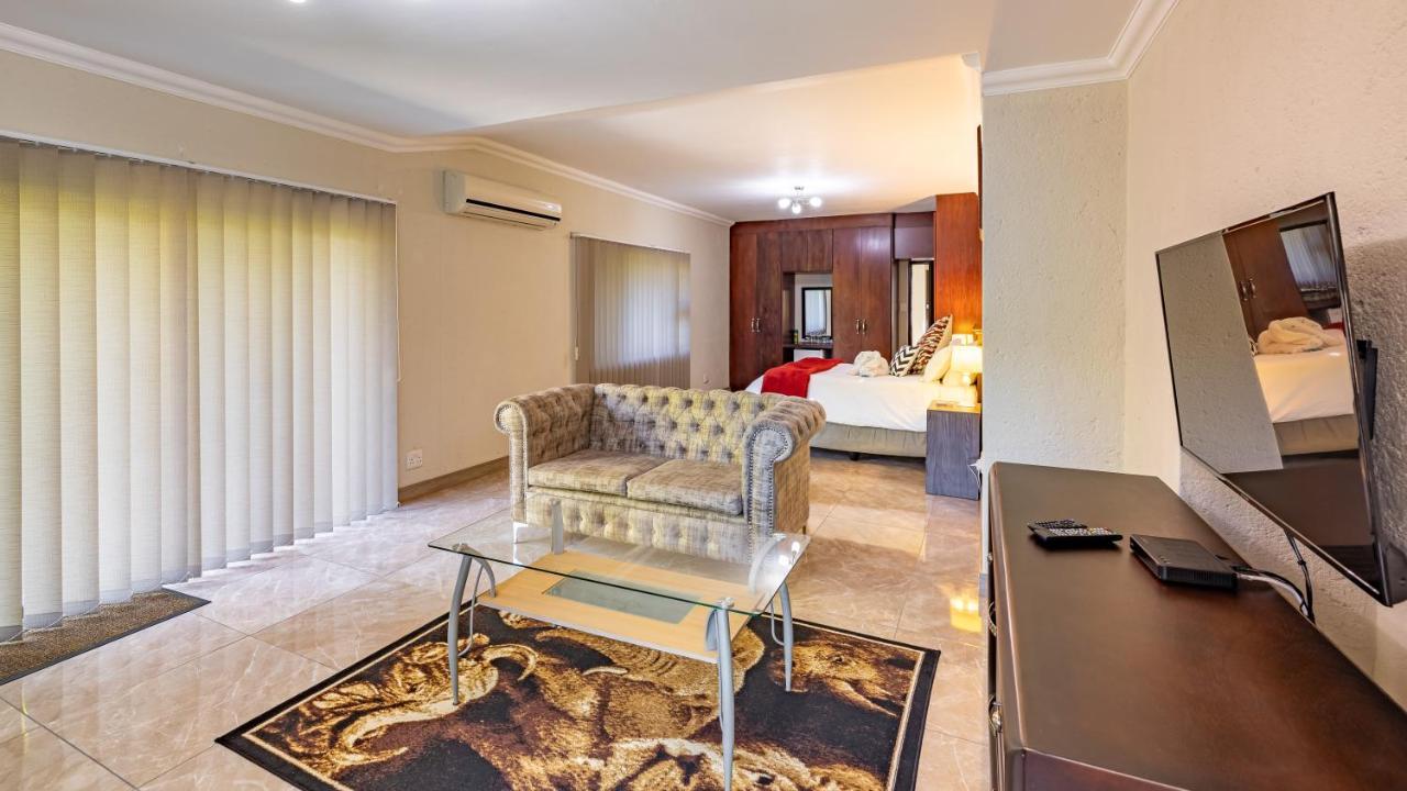 Joern'S Gaestehaus Mbombela ภายนอก รูปภาพ