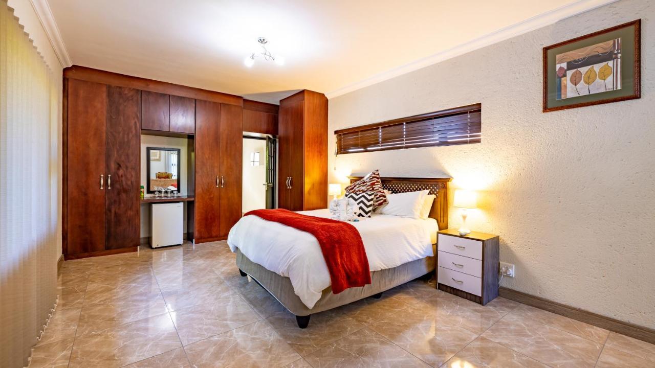 Joern'S Gaestehaus Mbombela ภายนอก รูปภาพ